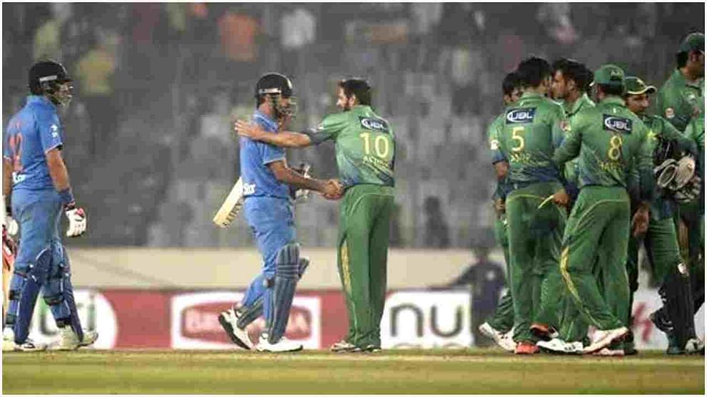 2016 टी - 20 विश्वचषक, सुपर 10, भारत विरुद्ध पाकिस्तान : कोलकाताच्या ईडन गार्डन्समध्ये खेळवण्यात आलेल्या सामन्यातही निकला बदलला नाही. पावसामुळे हा सामना 18-18 षटकांचा खेळवण्यात आला होता. पाकिस्तानने 118 धावा केल्या. प्रत्युत्तरात भारताच्या 3 विकेट्सही लवकर पडल्या. पण विराट कोहली पाकिस्तानला भिडला. त्याने 37 चेंडूत 55 धावांची खेळी खेळत सामना 6 गडी राखून जिंकला.