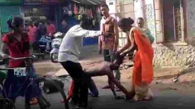 दारुडा बसमध्ये करीत होता छेडछाड, भर रस्त्यात महिलेने अशी घडवली अद्दल