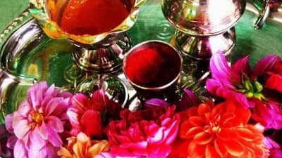 vastu tips | घरात आर्टिफिशियल फुलं ठेवताय ? थोडं जपून होऊ शकतं मोठं नुकसान