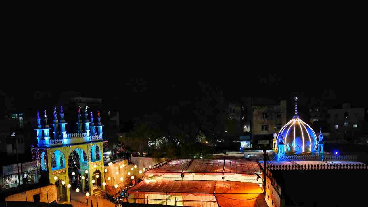 ईद-ए-मिलाद निमित्त औरंगाबादची ऐतिहासिक ओळख असलेल्या अनेक दरवाजे. शहरातील चौक, दर्गा तसेच रस्त्यांवर रंगीबेरंगी विद्युत रोषणाई करण्यात आली आहे. मोतीकारंजा येथील ख्वाजा मोइनुल्ला शाह दर्ग्याचे हे छायाचित्र. याचप्रमाणे रोशन गेट, किराडपुरा, बायजीपुरा, सिटी चौक, बुढीलेन, शहागंज आदी भागांमध्ये तसेच रोशन गेट, कटकट गेट या ऐतिहासिक दरवाज्यांवर विद्युत रोषणाई करण्यात आली आहे.