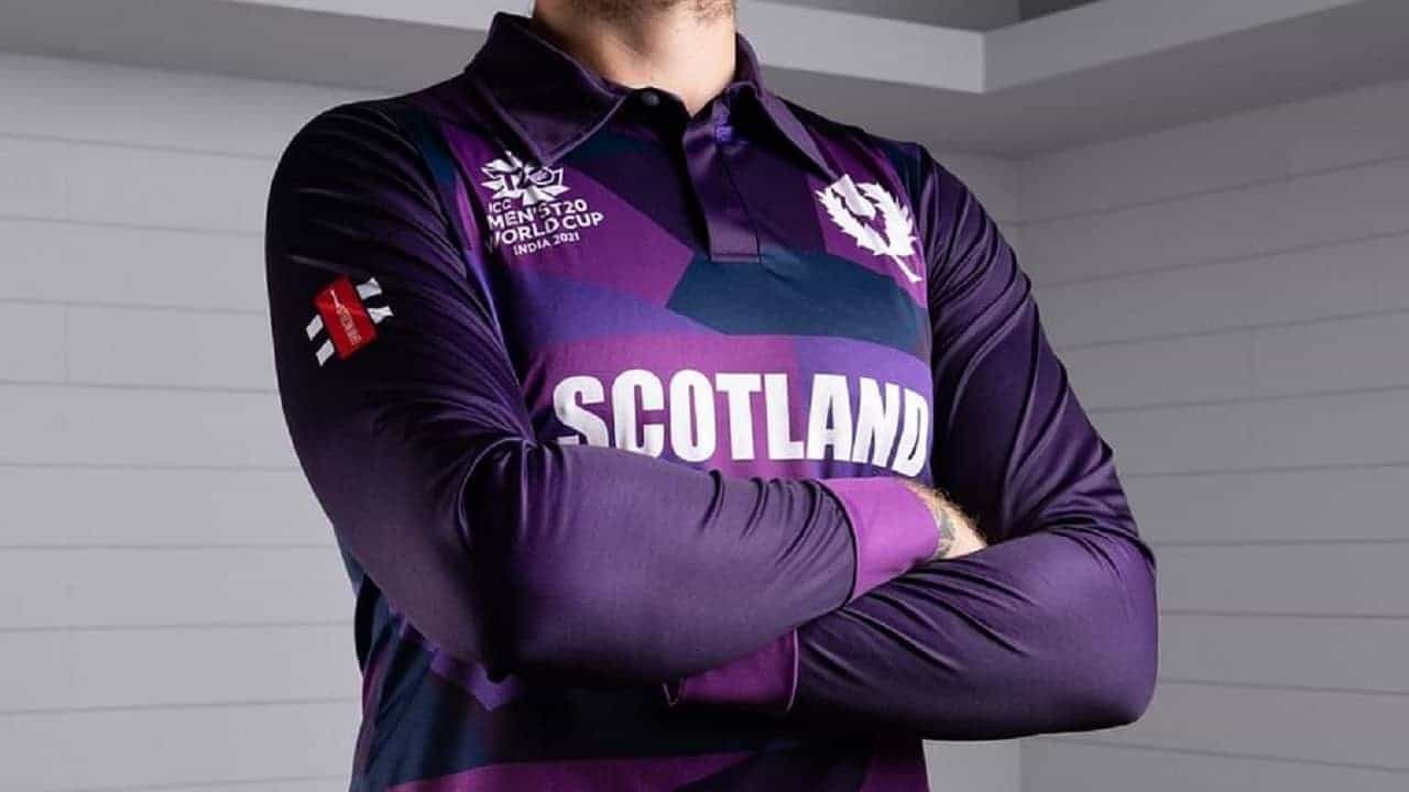 टी20 विश्वचषकाला (T20 World Cup 2021) सुरुवात झाली असून सध्या ग्रुप स्टेजसचे सामने सुरु आहेत. यामध्ये यंदा विश्वचषक खेळणारा स्कॉटलंडचा संघ दमदार कामगिरी करत असून त्यांच्या अनोख्या जर्सीनेही चाहत्यांची मनं जिंकली आहेत.