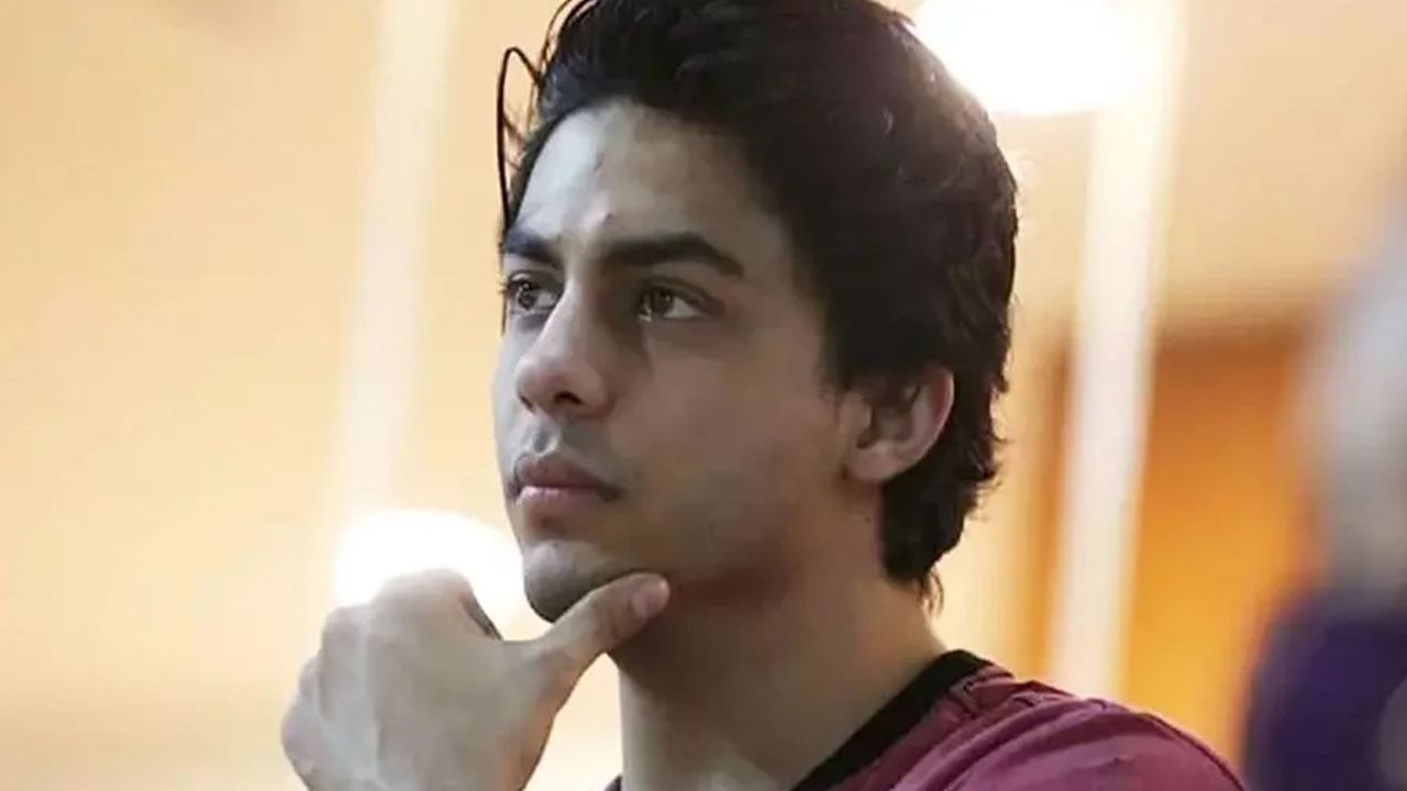 Aryan Khan Drugs Case | पाण्यात बुडवून खावं लागतंय बिस्कीट, 100 कैद्यांच्या गर्दीत झोपण्याचा प्रयत्न करतोय आर्यन खान!