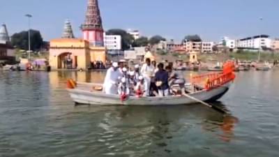 लखीमपूर हिंसेत ठार झालेल्या शेतकऱ्यांच्या अस्थिंचं चंद्रभागेत विसर्जन; वारकरी आणि शेतकऱ्यांनी काढली दिंडी