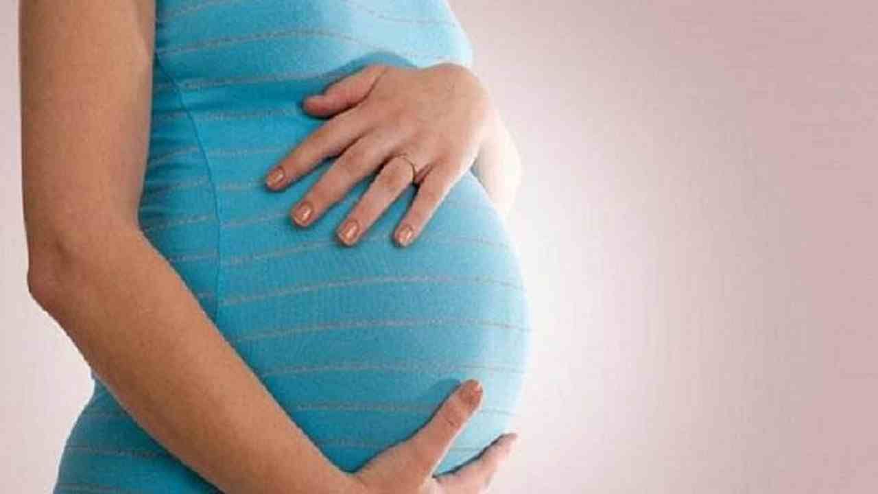 miscarriage | गर्भपाताची लक्षणं आणि कारणं काय?, 8 पैकी एका महिलेला गंभीर धोका, NHS अहवाल काय सांगतो?, वाचा...