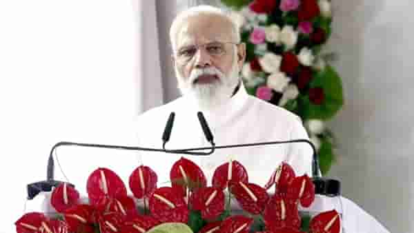 बौद्ध स्थळांना जोडणाऱ्या कुशीनगर आंतरराष्ट्रीय विमानतळाचं लोकार्पण, पंतप्रधान मोदी महापरिनिर्वाण मंदिरात पोहोचले