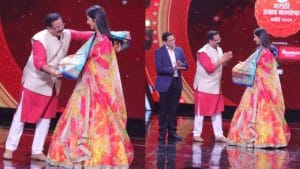 ‘होम मिनिस्टर’ची मानाची पैठणी देऊन आदेश बांदेकर भावोजींनी केला कतरीनाचा सन्मान! पाहा फोटो...