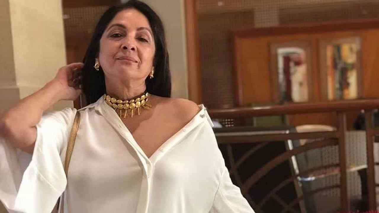 बधाई हो फेम अभिनेत्री नीना गुप्ता यांनी प्रचंड नाव कमावलं आहे. गेल्या काही वर्षांत रिलीज झालेल्या त्यांच्या चित्रपटांमध्ये नीनाच्या उत्कृष्ट अभिनयाने त्यांना खूप प्रसिद्धी मिळवून दिली. चित्रपटांनंतर नीना त्यांच्या 'सच कहू तो' या आत्मचरित्रामुळे चर्चेत राहिल्या. त्यांनी त्यांच्या आयुष्यातील अनेक खोल रहस्ये त्यांच्या पुस्तकात सांगितली. यामध्ये नीना गुप्ता यांनी त्यांच्या बालपणीच्या काही वाईट आठवणीही सांगितल्या आहेत.