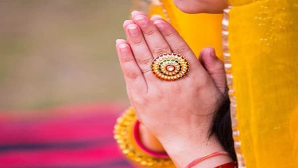 Benefits of Pranam : सनातन परंपरेत नमस्कार करण्याचं मोठं महत्त्व असते, जाणून घ्या याचे फायदे