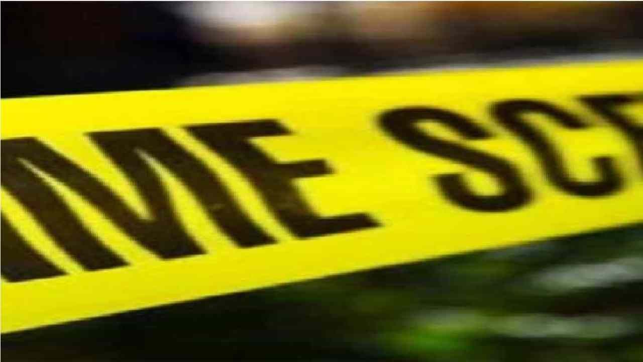 प्रेमाखातर चार लेकरांना सोडून प्रियकरासोबत पळून गेली, पतीसोबत राहण्यास नकार, गावातील जमावाकडून भर सभेत मारहाण प्रेमाखातर चार लेकरांना सोडून प्रियकरासोबत पळून गेली, पतीसोबत राहण्यास नकार, गावातील जमावाकडून भर सभेत मारहाण