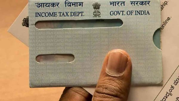 पॅन कार्ड (PAN) क्रमांक आयकर विभागाने (Income Tax Department) जारी केलेला महत्त्वाचा दस्तावेज आहे. त्याचा व्यापक वापर लक्षात घेता, विभागाने पॅन कार्डची अडचण मुक्त करण्याची प्रक्रिया केली आहे. आता लांब रांगेत उभे न राहता 10 मिनिटांच्या आत पॅन कार्ड मिळू शकते.