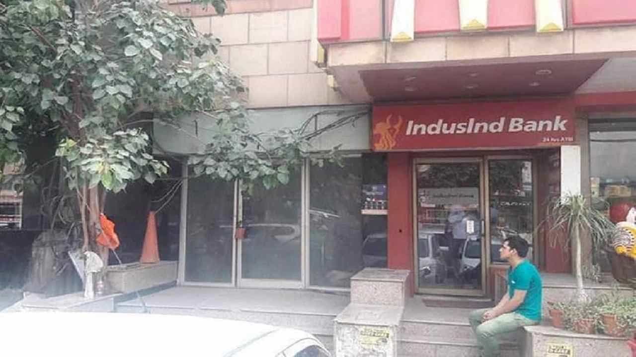 सणांचा उत्साह वाढवण्यासाठी खासगी क्षेत्रातील बँक इंडसइंड बँकेनं आज डेबिट कार्डांवर EMI (EMI on Debit Card) सुविधा सुरू करण्याची घोषणा केली होती. जेणेकरून ग्राहक आपल्या उच्च मूल्याचे व्यवहार सहजरीत्या करू शकतील. बँकेचा डेबिट कार्डधारक मर्चेंट पीओएस टर्मिनलवर कार्ड स्वाईप करून या सुविधेचा लाभ घेऊ शकते.