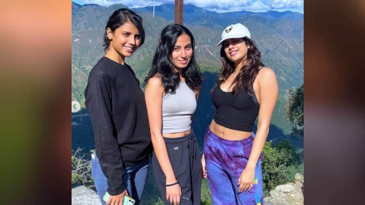 अभिनेत्री जान्हवी कपूर सोशल मीडियावर खूप सक्रिय असते. ती अनेकदा तिचे फोटो आणि व्हिडीओ शेअर करते. तिने नुकतंच त्याच्या इन्स्टाग्रामवर मित्रांसोबत हँग आउट करतानाचे काही फोटो शेअर केले आहेत.
