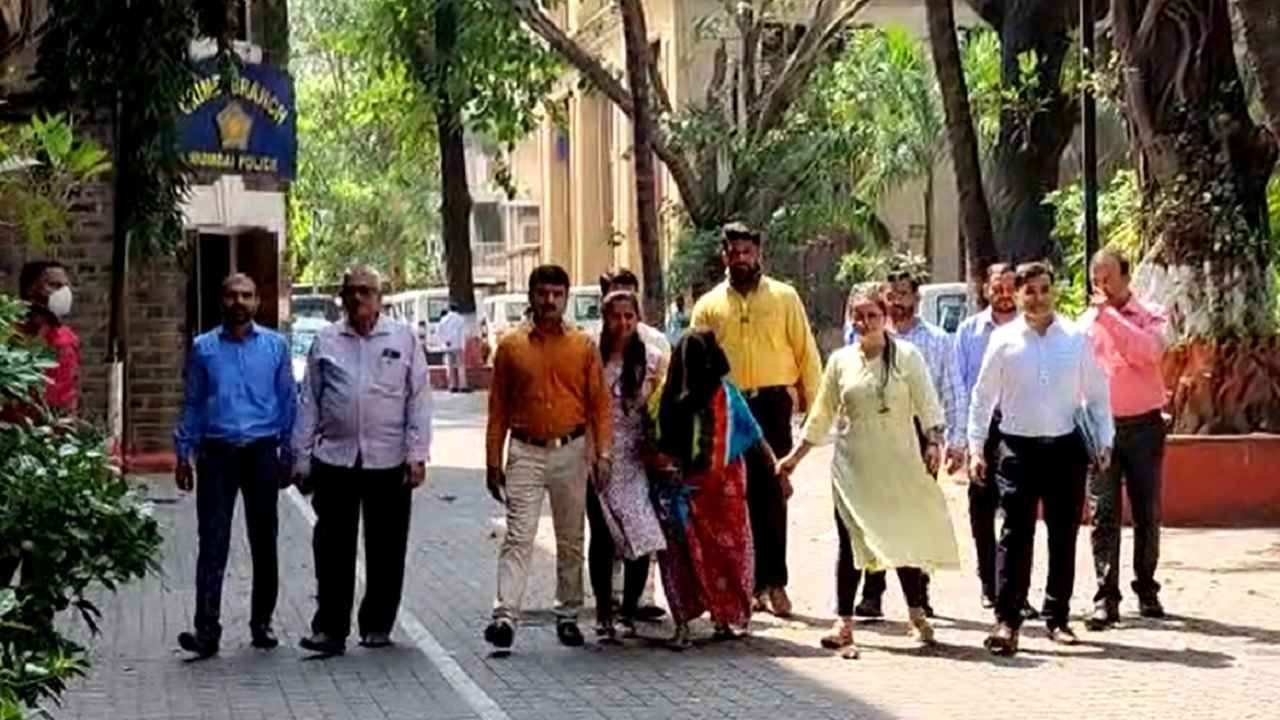 पापाचा घडा भरला, राजस्थानातून मुंबईत 21 कोटींच्या हिरॉईनची स्मगलिंग, मुंबईतील टॉप ड्रग्ज पेडलर महिला अखेर जायबंद पापाचा घडा भरला, राजस्थानातून मुंबईत 21 कोटींच्या हिरॉईनची स्मगलिंग, मुंबईतील टॉप ड्रग्ज पेडलर महिला अखेर जायबंद