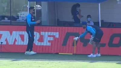 VIDEO: गुरुवर्य धोनी शिष्य पंतला देतोय खास ट्रेनिंग, पाकिस्तान विरुद्धच्या सामन्यासाठी भारत सज्ज