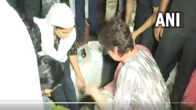Video : प्रियंका गांधींना मिळाली अपघाताची माहिती, जखमी महिलेला स्वत: केली मलमपट्टी