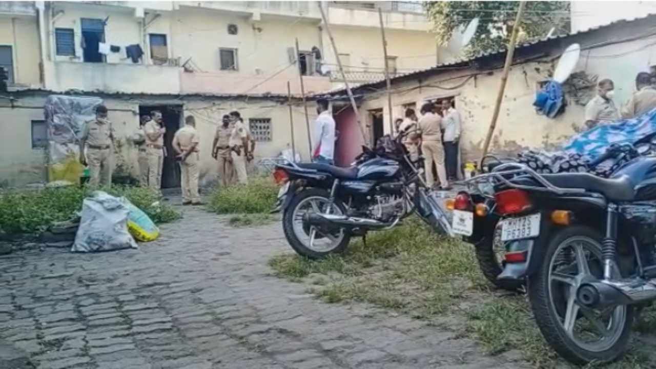 सख्खा भाऊ पक्का वैरी, नेमकं असं काय घडलं ज्याने भावाने भावाला संपवलं? पुण्याच्या हडपसरमधील धक्कादायक घटना सख्खा भाऊ पक्का वैरी, नेमकं असं काय घडलं ज्याने भावाने भावाला संपवलं? पुण्याच्या हडपसरमधील धक्कादायक घटना