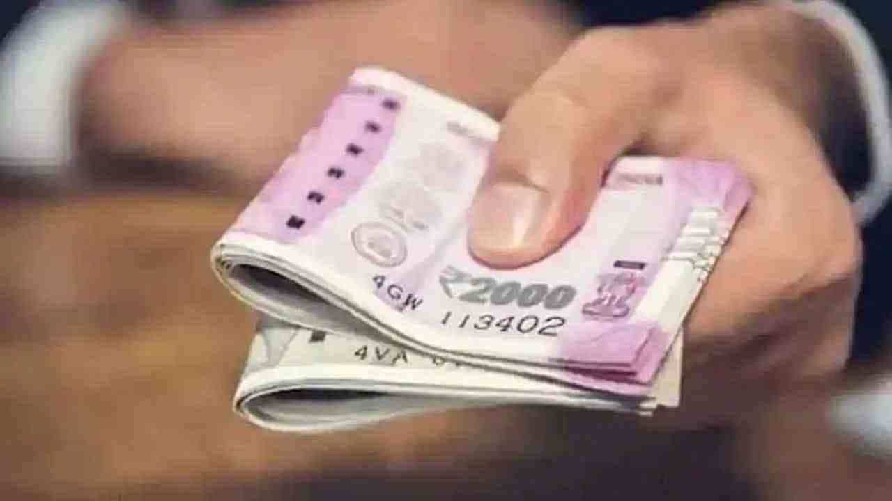 अटल पेन्शन योजना (APY) भारतातील नागरिकांसाठी एक पेन्शन योजना आहे, जी असंघटित क्षेत्रातील कामगारांवर केंद्रित आहे. APY अंतर्गत, वर्गणीदारांच्या योगदानावर अवलंबून, 60 वर्षांच्या वयात किमान 1,000 किंवा 2,000 किंवा 3000 किंवा 4000 किंवा 5000 रुपये दरमहा पेन्शनची हमी दिली जाते.