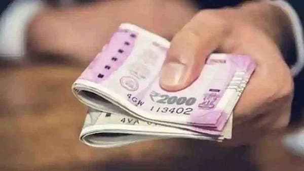 अटल पेन्शन योजना (APY) भारतातील नागरिकांसाठी एक पेन्शन योजना आहे, जी असंघटित क्षेत्रातील कामगारांवर केंद्रित आहे. APY अंतर्गत, वर्गणीदारांच्या योगदानावर अवलंबून, 60 वर्षांच्या वयात किमान 1,000 किंवा 2,000 किंवा 3000 किंवा 4000 किंवा 5000 रुपये दरमहा पेन्शनची हमी दिली जाते.