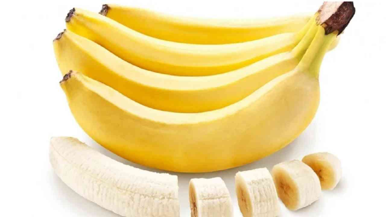 केळी - उच्च रक्तदाब नियंत्रित करण्यासाठी तुम्ही आहारात केळीचा समावेश करू शकता. ते पोटॅशियमचे समृद्ध स्रोत आहेत. हे उच्च रक्तदाब नियंत्रित करण्यास मदत करते.