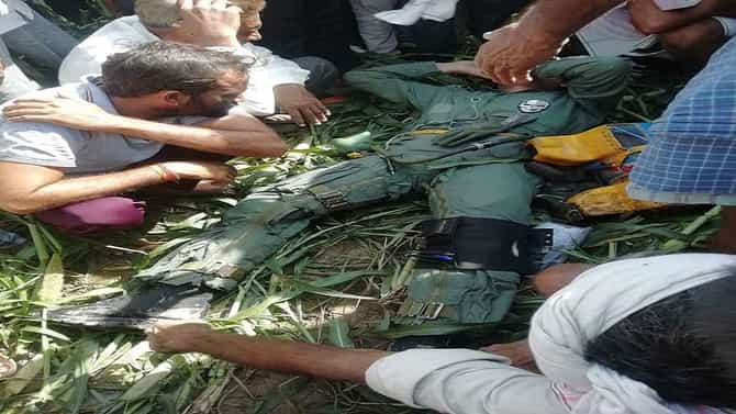 मध्य प्रदेशच्या भिंडमध्ये एअरफोर्सचं ट्रेनी विमान क्रॅश! विमान जमिनीत रुतलं, पायलट जखमी
