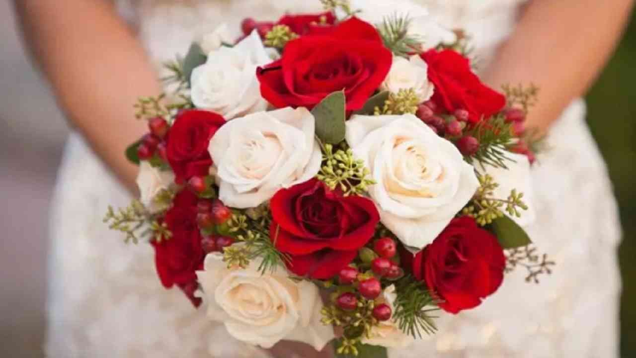 फुलांचा पुष्पगुच्छ - या करवा चौथवर तुम्ही तुमच्या पत्नीला सुंदर लाल गुलाबांचा पुष्पगुच्छ भेट देऊ शकता. 
