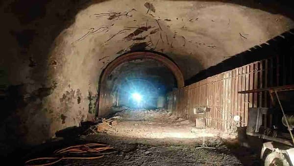 विचित्र अनुकूल नसतानाही भारतीय रेल्वे सातत्याने रेल्वे नेटवर्कचा विस्तार करत आहे. या अनुक्रमात रेवा-सिधी नवीन रेल्वे लाईन प्रकल्पाअंतर्गत 3338 मीटर लांबीचा रेल्वे बोगदा बांधण्यात येत आहे. हा मध्य प्रदेशातील सर्वात लांब रेल्वे बोगदा आहे. रेल्वे मंत्रालयाने ट्विट करून ही माहिती दिलीय. ब्रॉड गेज सिंगल लाईन भूमिगत रेल्वे बोगदा क्रमांक एक गोविंदगड-बागवार स्थानकांदरम्यान बांधण्यात येत आहे, जे रेवा-सिधीदरम्यान नवीन रेल्वे लाईन प्रकल्पांतर्गत बांधले जाणार आहे.