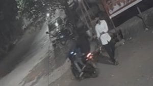 VIDEO : काय चाललंय ठाण्यात? आता अंबरनाथमध्ये चोरट्यांनी चौकात उभ्या असलेल्या तरुणाच्या हातून मोबाईल हिसकावला