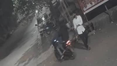 VIDEO : काय चाललंय ठाण्यात? आता अंबरनाथमध्ये चोरट्यांनी चौकात उभ्या असलेल्या तरुणाच्या हातून मोबाईल हिसकावला