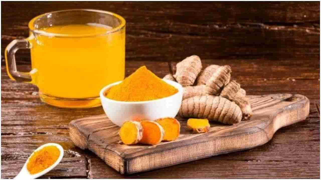 Turmeric Water : जाणून घ्या दररोज हळदीचे पाणी पिण्याचे आरोग्यदायी फायदे Turmeric Water : जाणून घ्या दररोज हळदीचे पाणी पिण्याचे आरोग्यदायी फायदे