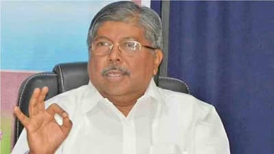 बिबवेवाडीतील हत्याकांडासारख्या घटना रोखण्यासाठी कायद्याचा धाक हवा, चंद्रकांत पाटलांचं मत; 2 लाखाच्या मदतीची घोषणा