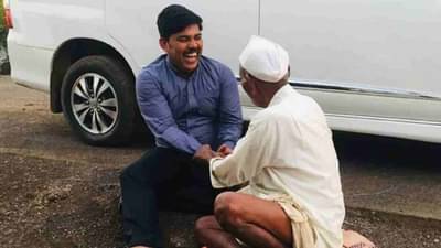 बांगड्या विकणाऱ्या आईचा लेक IAS झाला, पण झगमगाट अंगाला शिवला नाही, IAS रमेश घोलप यांचा प्रेरणादायी फोटो