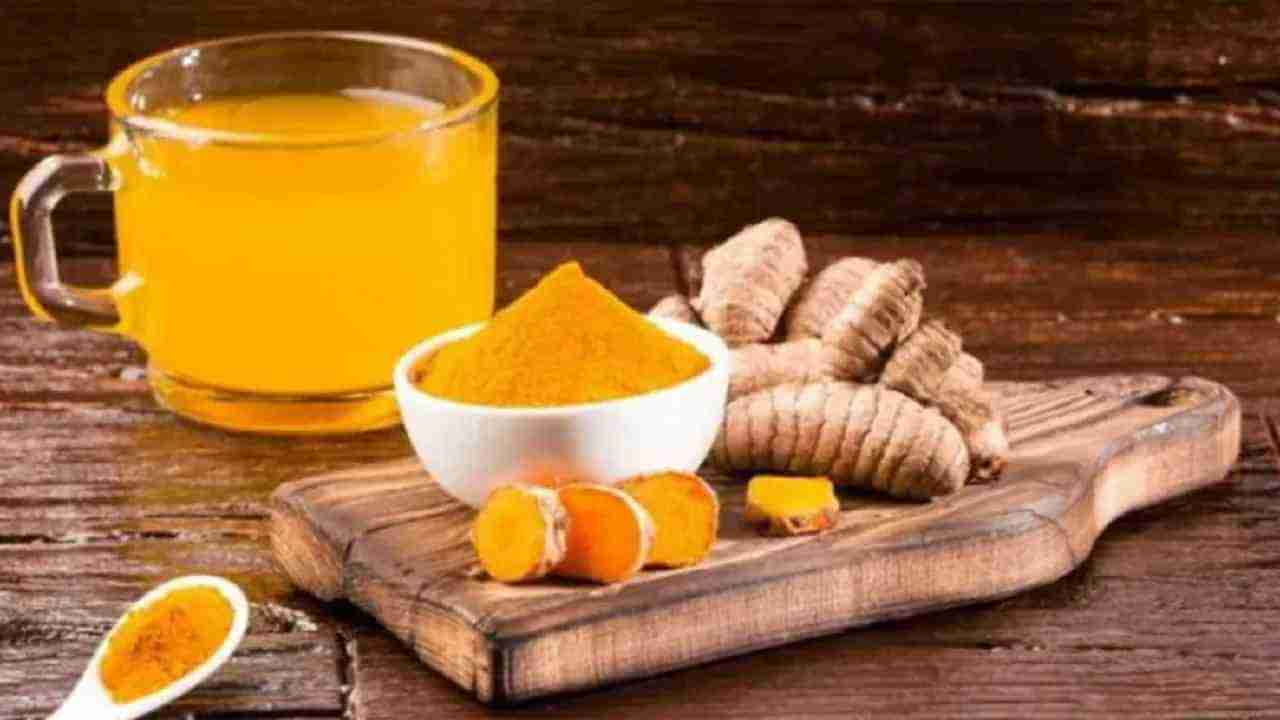 Turmeric Water : दररोज हळदीचे पाणी पिणे आरोग्यासाठी फायदेशीर, जाणून घ्या याबद्दल अधिक!