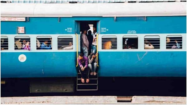 भारतीय रेल्वेकडून एक महत्वाची सूचना जारी करण्यात आली आहे. पूर्व रेल्वेने कळवले आहे की, प्रवासी आरक्षण प्रणाली काही काळासाठी उपलब्ध होणार नाही. पूर्व रेल्वेने जारी केलेल्या माहितीनुसार, कोलकाता येथील पॅसेंजर आरक्षण प्रणाली (पीआरएस) डेटा सेंटरमध्ये डाउनटाइम अॅक्टिव्हिटीमुळे ही सेवा उपलब्ध होणार नाही.