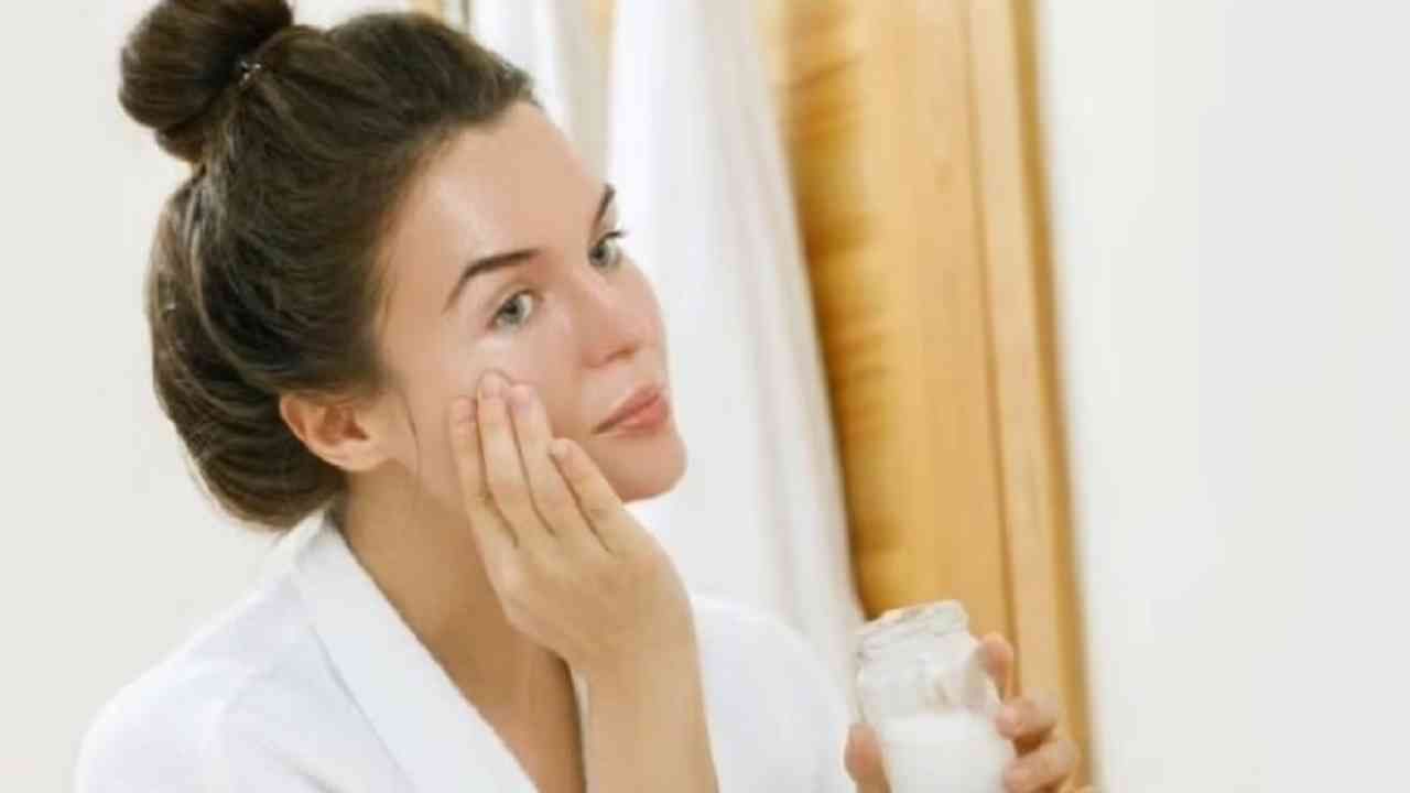 Skin Care : चमकदार आणि सुंदर त्वचा मिळवण्यासाठी या नाईट क्रीम चेहऱ्याला लावा, जाणून घ्या फायदे!