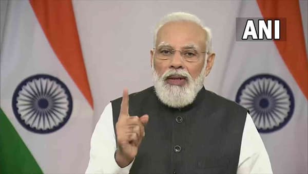 21 ऑक्टोबर रोजी लसीकरणाच्या बाबतीत भारतात इतिहास घडलाय. देशातील लोकांना 100 कोटी लसीचे डोस देण्यात आलेत. पंतप्रधान नरेंद्र मोदी यांनी शुक्रवारी या निमित्ताने राष्ट्राला संबोधित केलं आहे. 100 कोटी डोस पूर्ण केल्यावर, पंतप्रधान मोदी म्हणाले की कोरोनाशी सामना करण्यासाठी आता देशाकडे मजबूत सुरक्षा कवच आहे.
