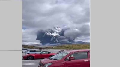 ज्वालामुखीचा उद्रेक, 11 फुटापर्यंत उंच उडाली राख, व्हिडीओ पाहाल तर अंगावर काटा येईल!