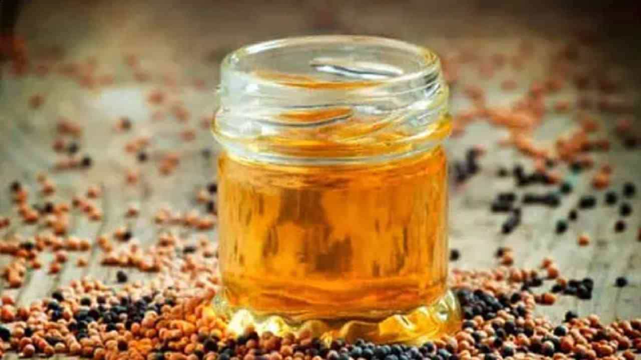 मोहरीचे तेल आपल्या आरोग्यासाठी फायदेशीर आहे. मोहरीच्या तेलाला सरसोचे तेल असेही म्हटंले जाते. मोहरीच्या तेलाचा उपयोग हा सर्वात जास्त खाद्यपदार्थ बनविण्यासाठी करण्यात येतो. हे आपल्याला माहीती आहे. मात्र, हे मोहरीचे तेल आपल्या आरोग्यासाठी, त्वचेसाठी आणि केसांसाठी अत्यंत फायदेशीर आहे.
