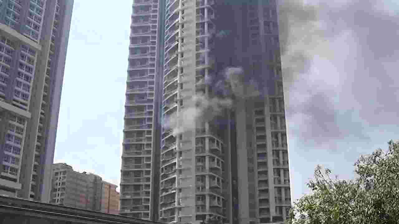 मुंबईतील करी रोड परिसरातीव अविघ्न टॉवर या 60 मजली इमारतीला आज भीषण आग लागली आहे.