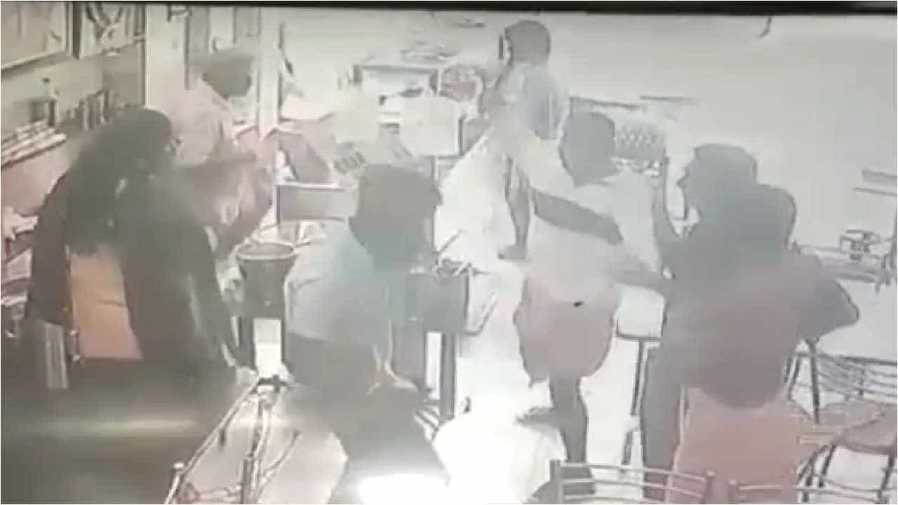 दारु पिण्यावरुन हॉटेल मालकाशी वाद, दुसऱ्या दिवशी येऊन हल्ला, कर्मचाऱ्याला दोघांनी खंजीर भोसकला