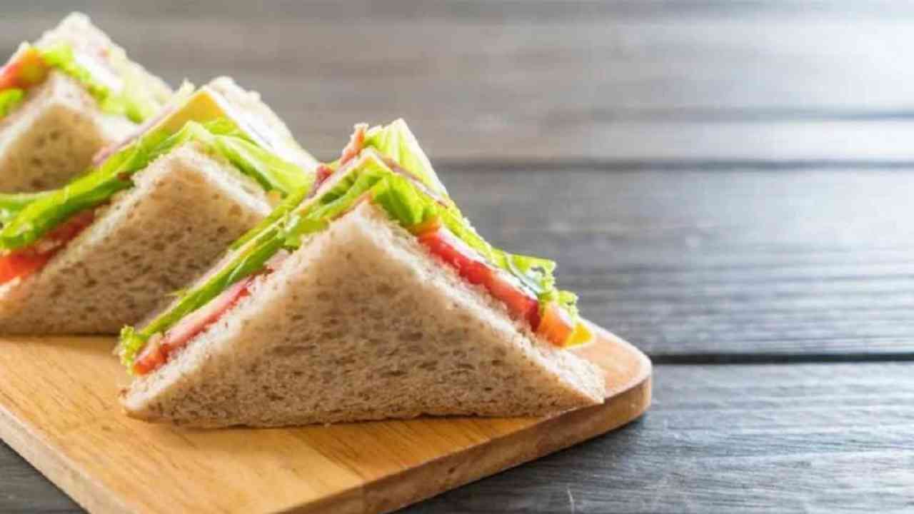 व्हेज सँडविच आरोग्यासाठी फायदेशीर आहे. कोबी, काकडी, कांदा, मटार, गाजर, टोमॅटो आणि इतर भाज्याच्या मदतीने सँडविच तयार केले जाते.