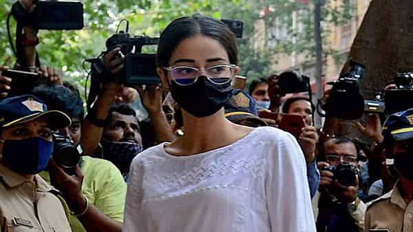बॉलिवूड अभिनेत्री अनन्या पांडेला एनसीबीने सलग दुसऱ्या दिवशी चौकशीसाठी बोलावले आहे. पहिल्याच दिवशी तिला NCB ने अनेक खडतर प्रश्न विचारले होते.