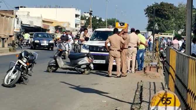 पुण्यात दोन सराईत गुन्हेगारांच्या टोळीमध्ये राडा, भर चौकात दिवसाढवळ्या थेट एकमेकांवर गोळीबार