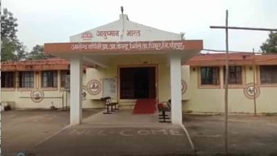 कोरोनाच्या 2700 लसी अतिथंड झाल्यानं खराब, आरोग्य सहायक निलंबित, जिल्हा प्रशासनाची कारवाई