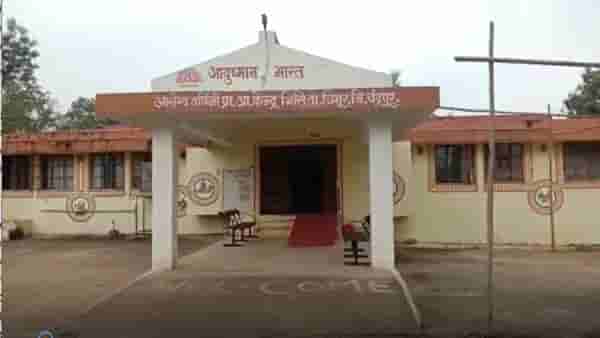 कोरोनाच्या 2700 लसी अतिथंड झाल्यानं खराब, आरोग्य सहायक निलंबित, जिल्हा प्रशासनाची कारवाई