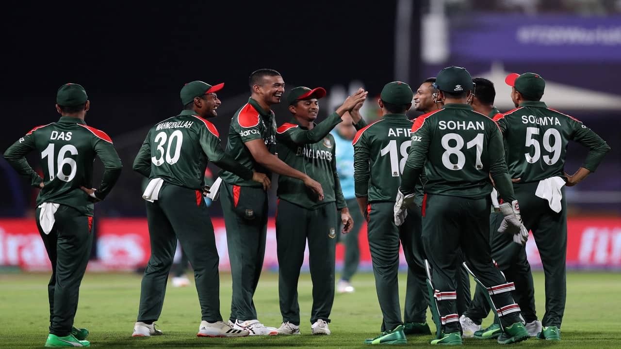 सर्वात आधी सुपर 12 मध्ये गेलेला संघ बांग्लादेशची सुरुवात खराब झाली. बांग्लादेशला स्कॉटलंडने पहिल्या सामन्यात मात दिल्यानंतर त्यांनी एकही सामना हारले नाहीत. ओमान आणि पापुआ न्यू  गिनिया संघाना पराभूत करत बांग्लेदेशने सुपर 12 मध्ये स्थान मिळवलं आहे.