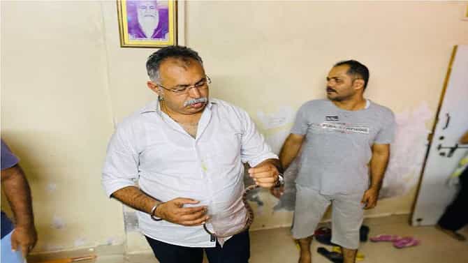 नागरिकाच्या बेडरूममध्ये घुसलेला साप नगरसेवकाने पकडला, नगरसेवक भरत गंगोत्री यांच्या धाडसाचं कौतुक