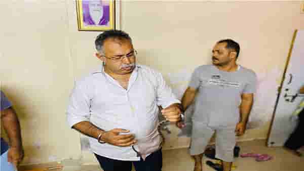 नागरिकाच्या बेडरूममध्ये घुसलेला साप नगरसेवकाने पकडला, नगरसेवक भरत गंगोत्री यांच्या धाडसाचं कौतुक