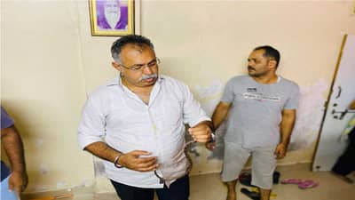 नागरिकाच्या बेडरूममध्ये घुसलेला साप नगरसेवकाने पकडला, नगरसेवक भरत गंगोत्री यांच्या धाडसाचं कौतुक