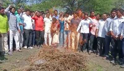 तुटपुंज्या नुकसानभरपाईचा असा हा निषेध, सडलेल्या सोयाबीनची होळी