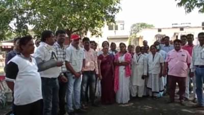 चंद्रपूरमध्ये आरोग्य कर्मचाऱ्यांची निदर्शनं, लसीकरणावर बहिष्कार; आरोग्य सहायक कराळेंचं निलंबन मागं घेण्याची मागणी, नेमकं प्रकरण काय?